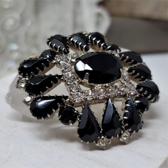 Stunning Rhinestone & Black Glass Brooch Pin Prong set Silvertone - Picture 4 of 8